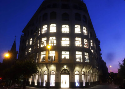 Planteamiento de fachada comercial por Galbiana Estudios