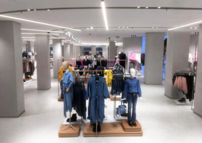 Reforma de local comercial de Zara Pamplona por Galbiana